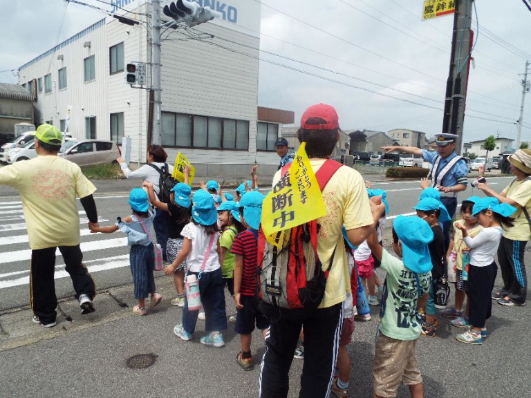 城東交番のおまわりさんと一緒に散歩に行きました!(ゆり組) 徳島市金沢 わかば認定こども園